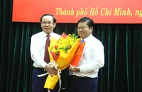 Bí thư Thành uỷ TP.HCM Nguyễn Văn Nên trao quyết định cho ông Lê Văn Thinh. Ảnh: LÊ THOA