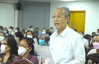 Cử tri Nguyễn Hữu Châu, phường Võ Thị Sáu, quận 3, phát biểu tại buổi tiếp xúc. Ảnh: LÊ THOA