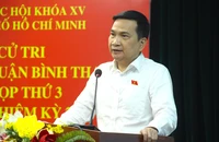 ĐB Nguyễn Sỹ Quang, Phó Giám đốc Công an TP.HCM, trả lời cử tri về vấn đề vi phạm quyền tự do dân chủ. Ảnh: LÊ THOA