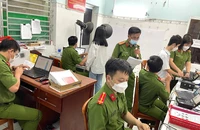 Nhiều người dân đến làm CCCD trong ngày 9-5 tại Công an quận Bình Tân. Ảnh: T.HƯƠNG