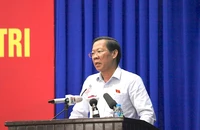 Chủ tịch UBND TP.HCM Phan Văn Mãi trả lời ý kiến cử tri. Ảnh: MINH TÂM