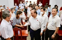 Chủ tịch nước Nguyễn Xuân Phúc hỏi thăm cử tri quận 5, 8, 11, trước thềm buổi tiếp xúc. Ảnh: HOÀNG GIANG