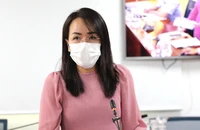 Bà Lê Thị Huỳnh Như, Phó Chánh Văn phòng Sở Y tế, thông tin tại buổi họp báo. Ảnh: NGUYỄN NHÂN