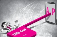 Chỉ cần chiếc điện thoại thông minh, người vay dễ thành nạn nhân của các app cho vay với lãi suất 1.800%/năm. Ảnh: PLO