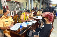 CSGT TP.HCM xử lý nhiều thanh thiếu niên cố tình 'đi bão. Ảnh: MINH VƯƠNG