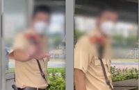 Vị CSGT bị thanh niên tố nhận một triệu đồng trên đường Võ Văn Kiệt. Ảnh chụp màn hình.