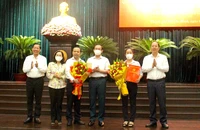 Bí thư Thành uỷ TP.HCM Nguyễn Văn Nên đã trao quyết định cho ông Vũ Hải Quân và bà Lê Thị Hờ Rin. Ảnh: LÊ THOA