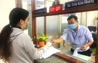 Cán bộ phường ở TP.HCM làm thủ tục sao y chứng thực cho người dân. Ảnh: LÊ THOA