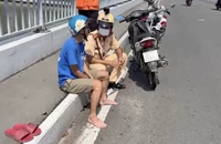 CSGT ngồi xuống chía sẻ, động viên người đàn ông định tự tử. Ảnh: Tuần tra - Dẫn đoàn