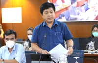 Ông Hồ Tấn Minh, Chánh Văn phòng Sở GD&ĐT TP.HCM, thông tin tại buổi họp báo. Ảnh: NGUYỄN NHÂN