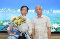 Phó Chủ tịch UBND TP.HCM Võ Văn Hoan trao quyết định cho ông Nguyễn Thanh Hiền. Ảnh: WEBSITE THÀNH UỶ