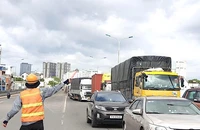 Kẹt xe cầu Phú Mỹ. Ảnh: ĐÀO TRANG