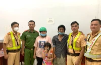 CSGT An Lạc và Công an xã Tân Kiên tìm được cha mẹ cháu bé. Ảnh: AN LẠC