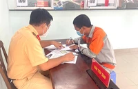 CSGT Nam Sài Gòn lập biên bản đối với tài xế vi phạm. Ảnh: NSG