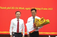 Phó Bí thư Thành ủy TP.HCM Nguyễn Văn Hiếu trao quyết định cho ông Trần Quốc Trung. Ảnh: MINH HIỆP