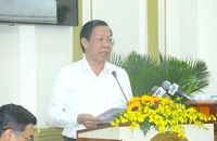 Chủ tịch UBND TP.HCM Phan Văn Mãi báo cáo giải trình tại phiên họp. Ảnh: LÊ THOA