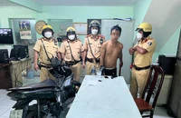 CSGT Chợ Lớn bàn giao người và tang vật cho công an địa phương thụ lý. Ảnh: PC08