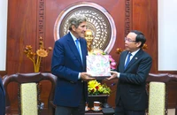Bí thư Thành ủy TP.HCM Nguyễn Văn Nên tặng bánh trung thu cho ông John Kerry, Đặc phái viên của Tổng thống Hoa Kỳ. Ảnh: MINH HIỆP