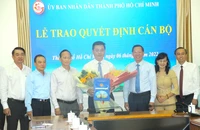 Chủ tịch UBND TP.HCM Phan Văn Mãi trao quyết định cho tân Chủ tịch UBND huyện Bình Chánh. Ảnh: LÊ THOA