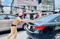 CSGT giúp người dân đẩy xe chết máy. Ảnh: LÊ THOA
