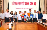 Phó Chủ tịch UBND TP.HCM Ngô Minh Châu trao quyết định và chúc mừng hai tân Phó Trưởng ban. Ảnh: BÍCH NGỌC