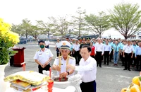 Phó Bí thư Thành uỷ TP.HCM Nguyễn Văn Hiếu cùng với lãnh đạo Binh chủng Hải quân thắp hương các anh hùng, liệt sĩ Đoàn tàu Không số. Ảnh: ANH HOÀNG