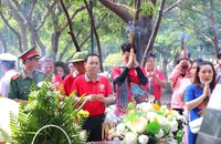 Phó Bí thư Thành uỷ Nguyễn Văn Hiếu, trưởng đoàn Đại biểu TP.HCM dâng hương trước Anh hùng liệt sĩ Võ Thị Sáu. Ảnh: ANH HOÀNG