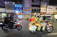 Các tổ 363 Công an TP.HCM kiểm tra hành chính ban đêm. Ảnh: MINH VƯƠNG