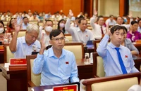 Các đại biểu HĐND TP.HCM biểu quyết thông qua dự án. Ảnh: NGUYỆT NHI