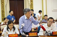'Tăng lương để cán bộ sống được bằng chính đồng lương của mình'