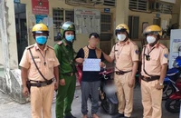 Đội CSGT-TT huyện Củ Chi bắt được một thanh niên trộm xe SH. Ảnh: H.TUẤN 
