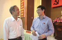 ĐBQH Đỗ Đức Hiển trao đổi với cử tri bên lề buổi tiếp xúc. Ảnh: LÊ THOA
