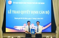 Phó Chủ tịch UBND TP.HCM Bùi Xuân Cường trao quyết định cán bộ. Ảnh: M.H