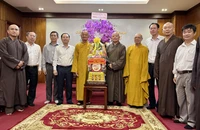 Phó Bí thư Thành ủy TP.HCM Nguyễn Văn Hiếu đã chúc mừng Phật đản an lạc đến chư tôn đức Ban Trị sự Giáo hội Phật giáo Việt Nam TP. Ảnh: HÀ THƯ