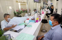 Cán bộ quận Bình Tân đang giải quyết hồ sơ cho người dân. Ảnh: NGUYỆT NHI