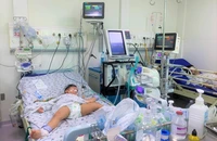 Một ca mắc tay chân miệng nặng phải thở máy tại BV Nhi đồng TP. Ảnh: THẢO PHƯƠNG
