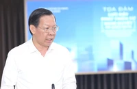 Chủ tịch TP.HCM: Cán bộ không thể giàu như doanh nhân nhưng phải đủ sống