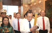 Lãnh đạo TP.HCM dâng hương, dâng hoa tưởng niệm Chủ tịch Hồ Chí Minh