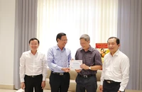 Chủ tịch Phan Văn Mãi thăm, chúc mừng các thầy thuốc tiêu biểu