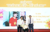 9 tác phẩm đoạt giải 'Xuân sum vầy - Tết sẻ chia' của báo Người Lao Động