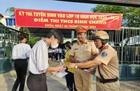 CSGT Tân Túc ‘tiếp’ 700 chai nước cho học sinh thi vào lớp 10