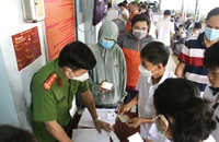 Công an Củ Chi giúp dân cài đặt sinh trắc học trên ứng dụng ngân hàng, cảnh báo lừa đảo