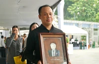 Bức chân dung Tổng Bí thư Nguyễn Phú Trọng bằng ốc xà cừ nổi bật trong dòng người đến viếng