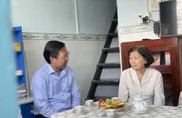 Chủ tịch UBND TP.HCM Phan Văn Mãi thăm hỏi gia đình chính sách TP.HCM nhân ngày 27-7