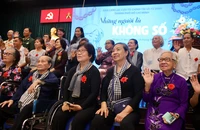 Nghẹn ngào cuộc gặp mặt của những đứa trẻ được sinh ra, lớn lên trong tù đày