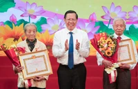 Chủ tịch Phan Văn Mãi trao Huy hiệu Đảng cho 140 đảng viên tại quận 1