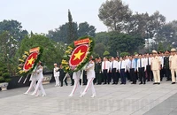 Đoàn đại biểu TP.HCM dâng hương tưởng niệm các anh hùng liệt sĩ