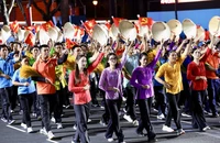 Nhiều văn nghệ sĩ và ekip phim Địa đạo tham gia diễu hành trong lễ 30-4