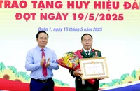 Chủ tịch UBND TP.HCM Nguyễn Văn Được trao Huy hiệu Đảng tại quận 1