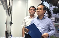 Chủ tịch Nguyễn Văn Được trải nghiệm nộp hồ sơ trực tuyến bằng ‘ATM 24/7’ ở quận 6